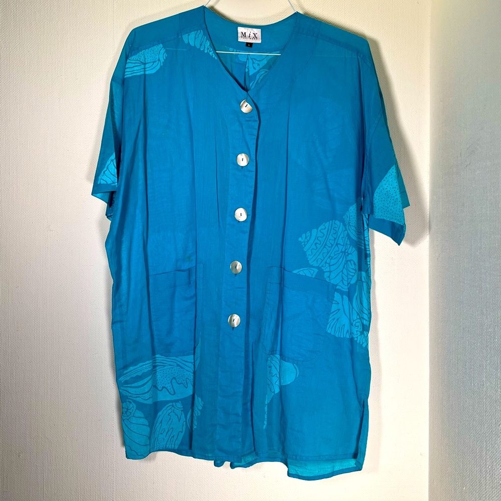 Linen island shirt with buttons